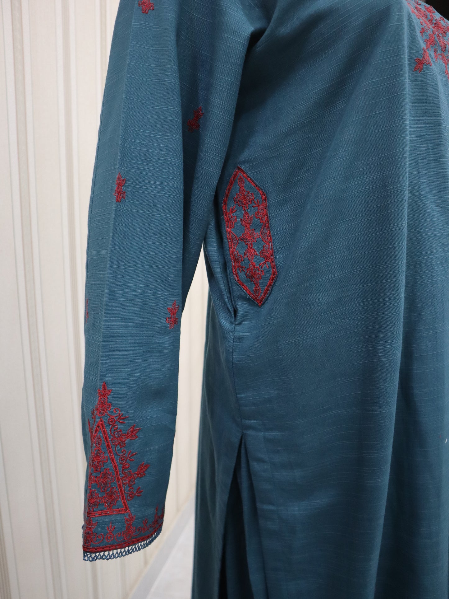 2 Pc Khaddar Embroidered Unstitched (24SW55)